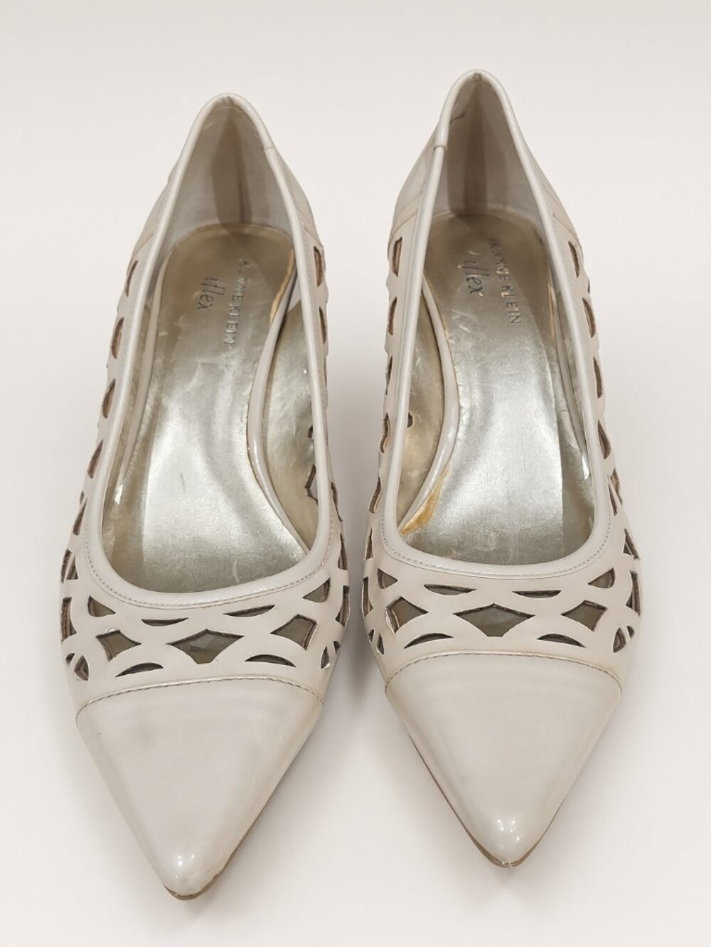 AK Anne Klein iFlex Ivory Cutout Kitten Pumps 8M